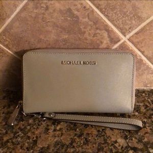 michael kors pearl grey wristlet
